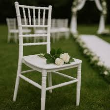 Weiße Stühle (Hochzeitstühle)